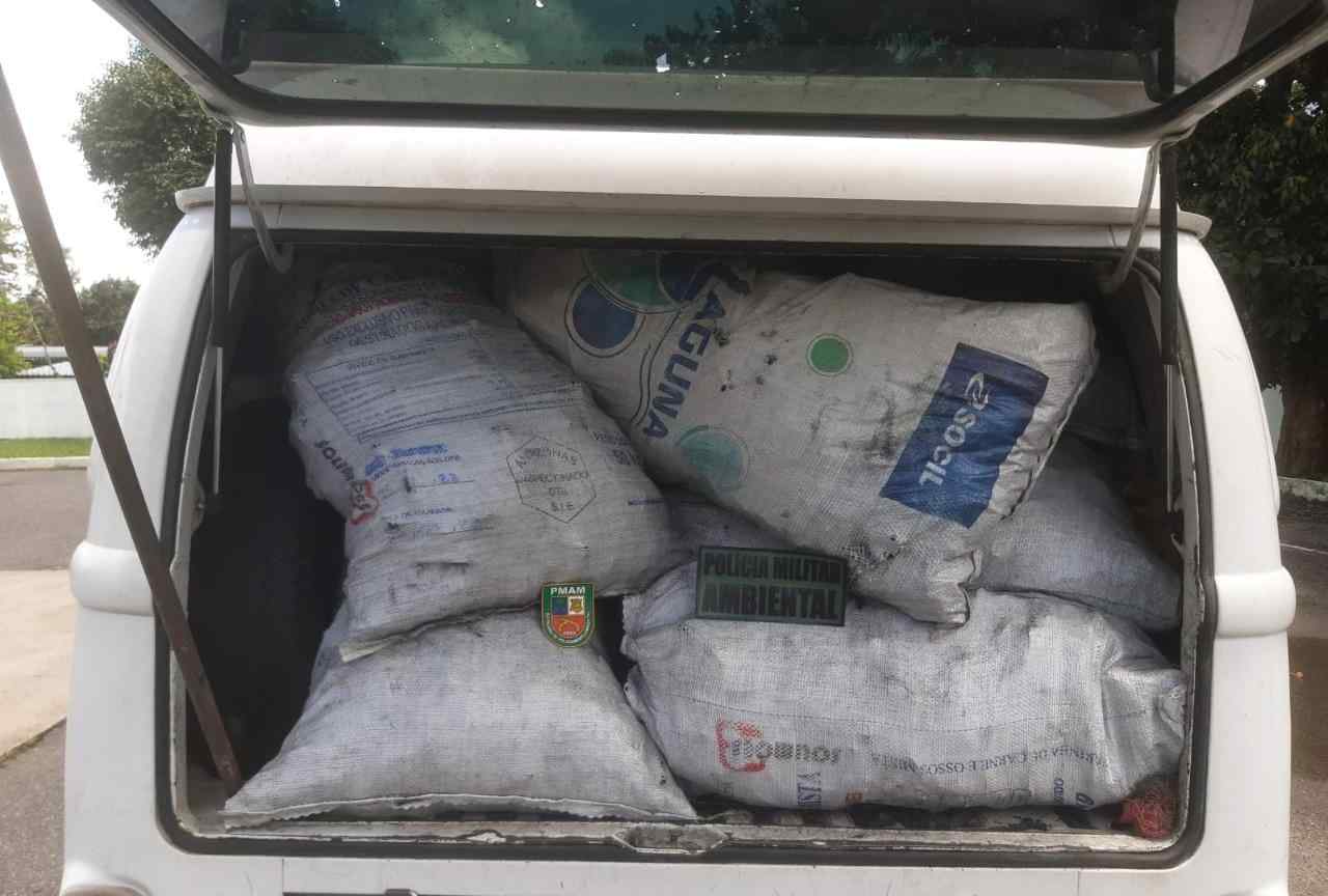 Carga de carvão ilegal é apreendida em kombi na AM-010