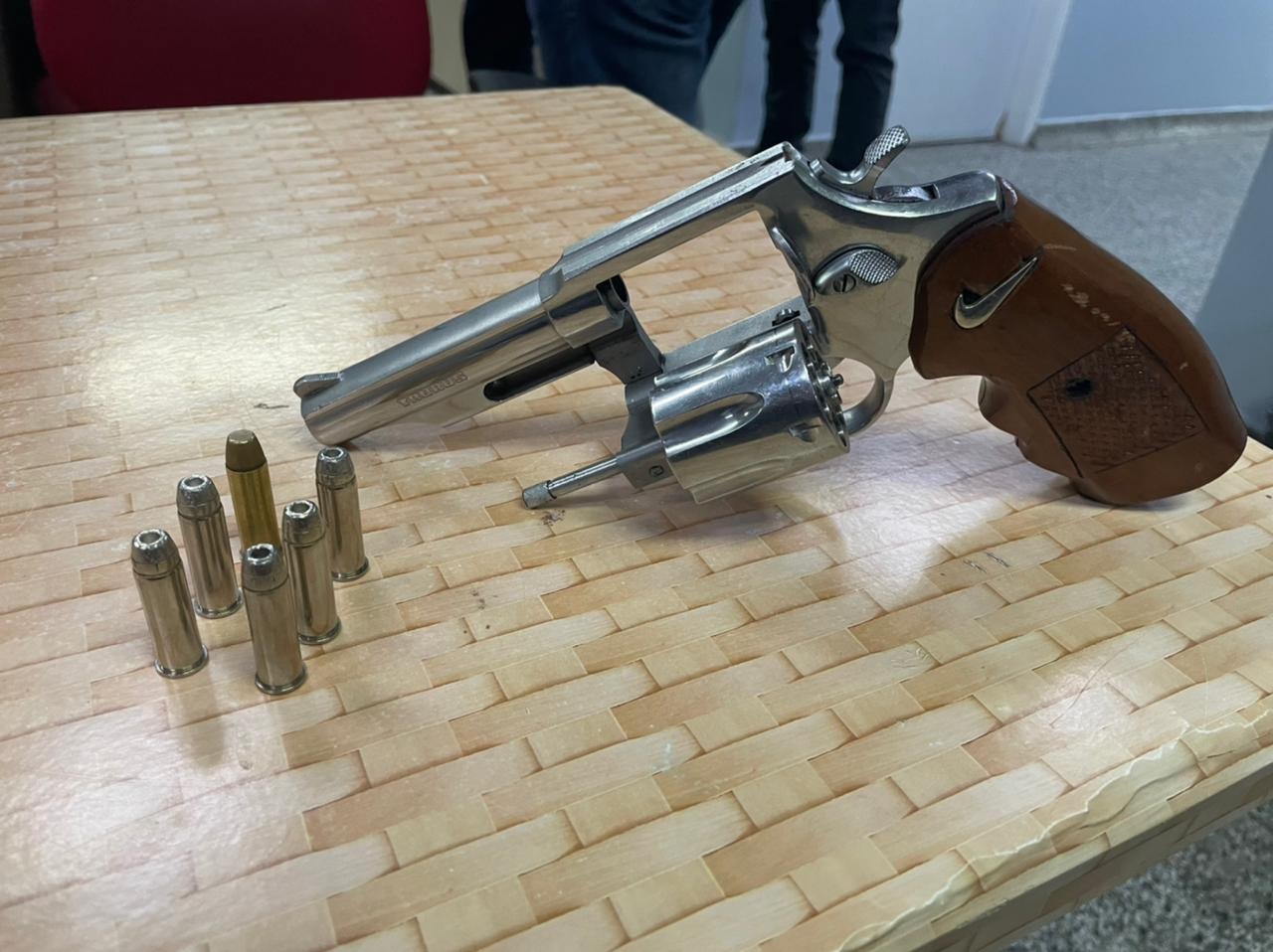 Criminoso abandona comparsa com arma ao fugir da PM em Manaus