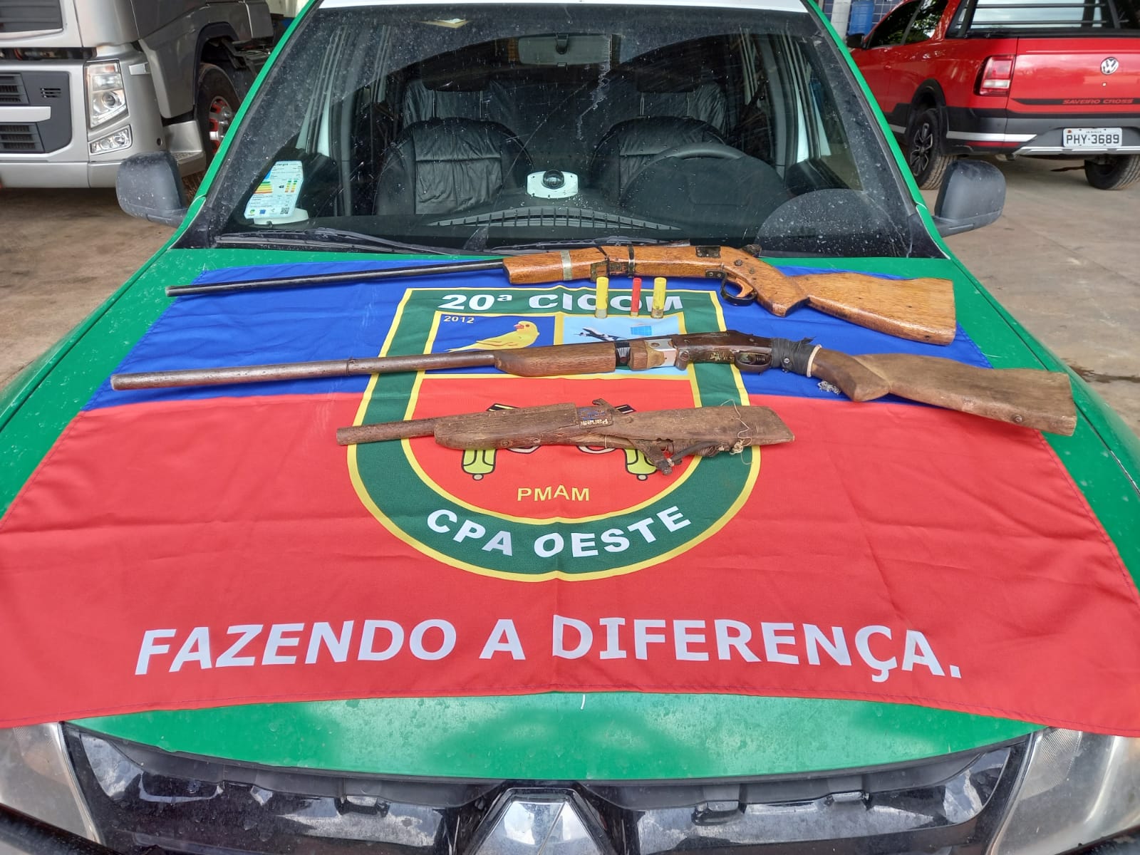 Armas de homens que ameaçavam moradores de ramal em Manaus são apreendidas