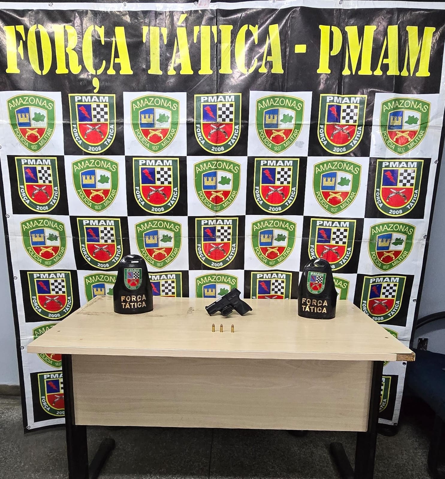 Homem é preso ao ser flagrado com pistola no Santa Etelvina