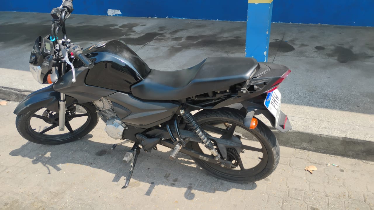 Homem é flagrado dando 'rolê' com moto roubada no Cidade de Deus 