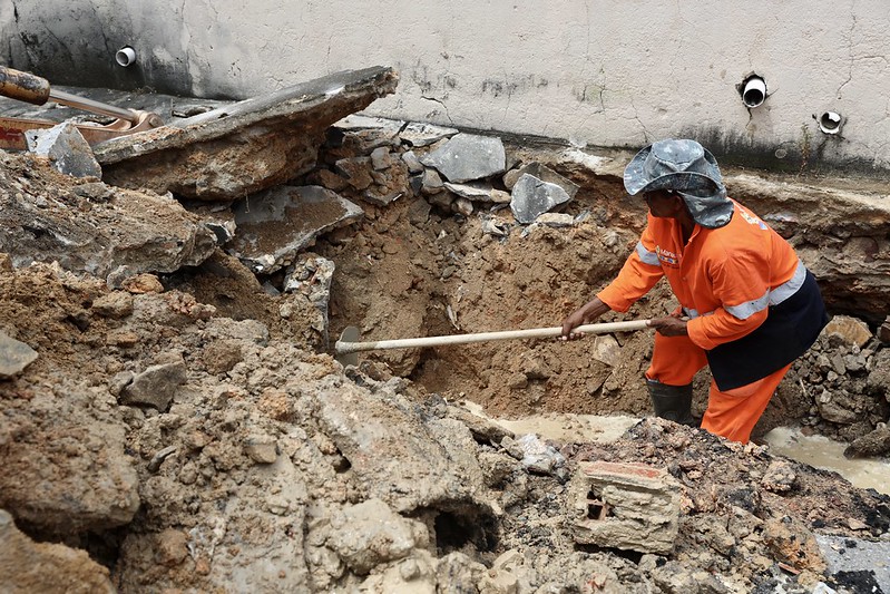 Rua passa por obras após tubulação se romper e abrir cratera no Japiim