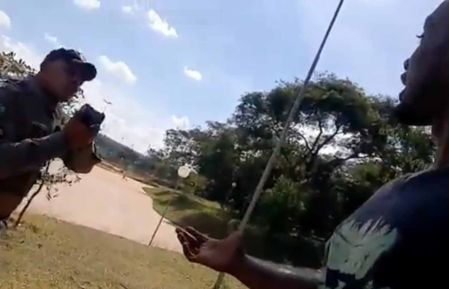 Vídeo: Youtuber negro é violentamente abordado por PM: 'resiste aí pra ver'