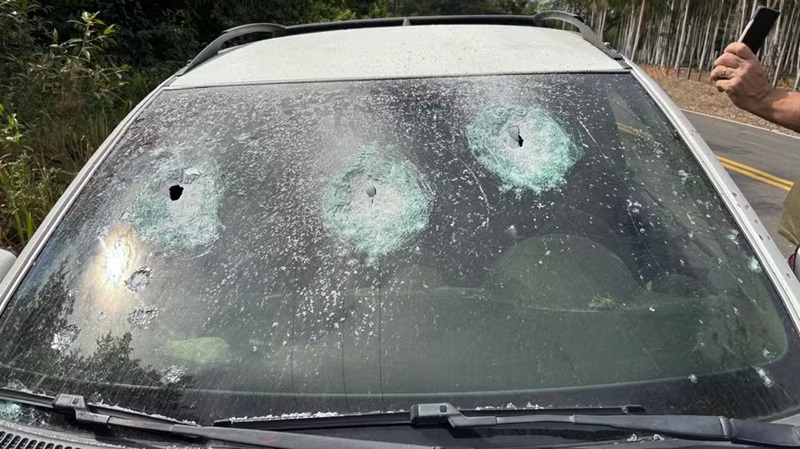 Homem alveja carro por engano, invade comércio e mata cachorro em Borba 