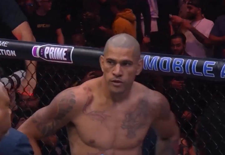 Brasileiro Alex Poatan nocauteia Magomed e recupera cinturão no UFC