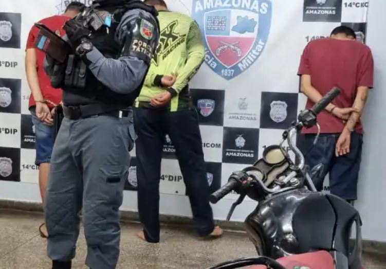 Após sequestrar motorista de app e fazer arrastões, trio é preso em Manaus
