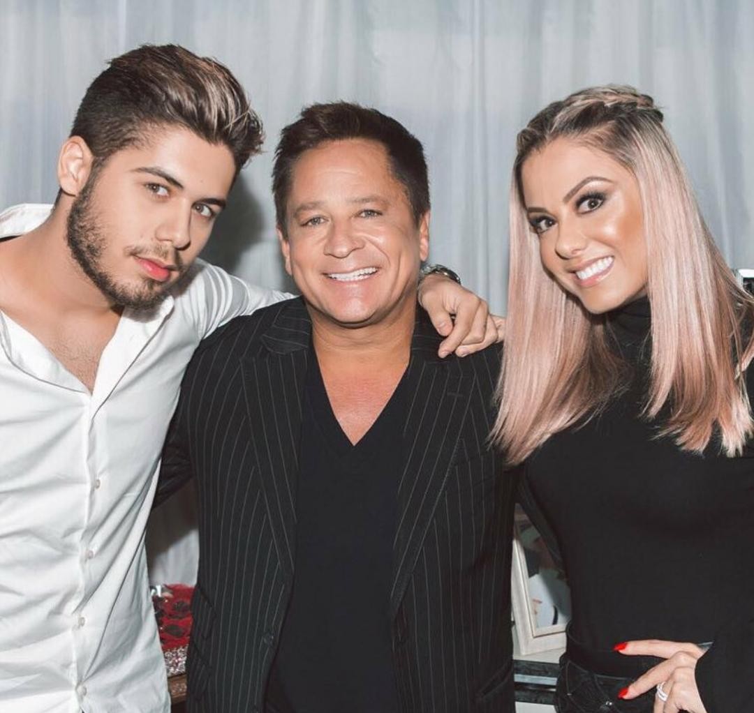 Esposa de Leonardo tem crise de ansiedade após viagem de cantor e Zé Felipe