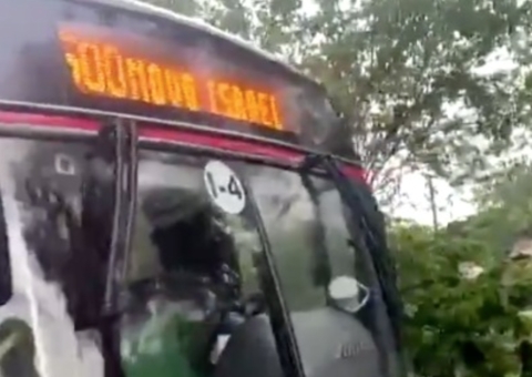 Vídeo: armados, bandidos tocam o terror em assalto a ônibus em Manaus