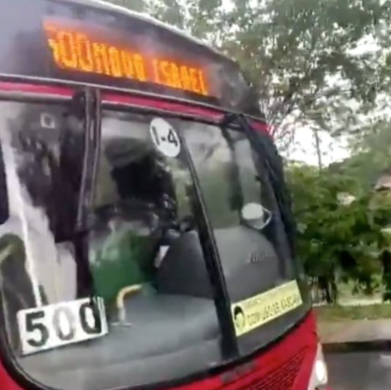 Vídeo: armados, bandidos tocam o terror em assalto a ônibus em Manaus