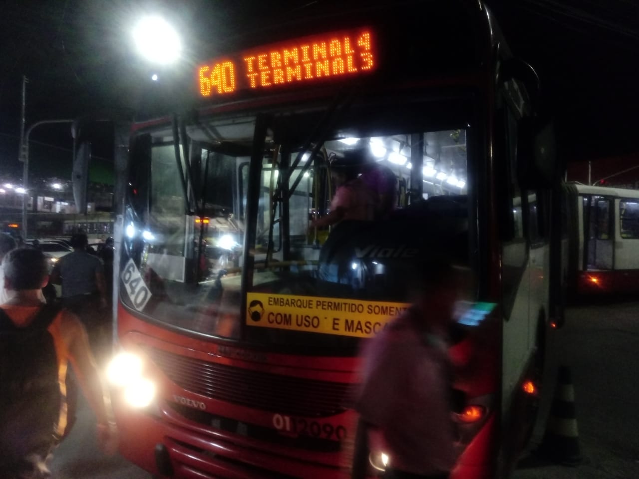 Passageiros reagem a assalto a ônibus e acabam esfaqueados em Manaus