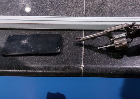 Motorista de aplicativo desconfia de clientes e frustra assalto em Manaus 