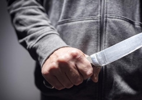 Adolescente esfaqueia 'amigo' ao flagrá-lo com sua namorada na cama