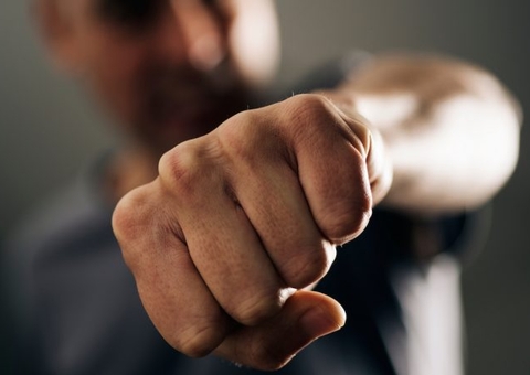 Fiscais da prefeitura são agredidos a socos durante fiscalização em bar