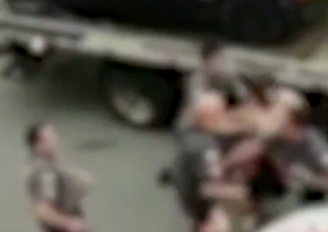 Vídeo mostra PM dando socos em rostos de mulheres 