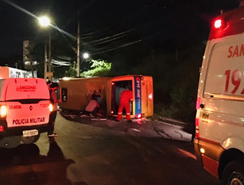 Motorista de micro-ônibus que capotou em Manaus é preso e nova versão surge