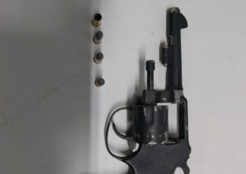 Descontrolado, jovem armado agride criança e membros de igreja em Manaus