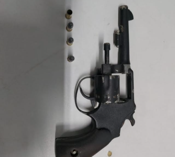 Descontrolado, jovem armado agride criança e membros de igreja em Manaus