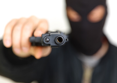 Jovem é assassinado com 10 tiros na frente da mãe em Manaus 