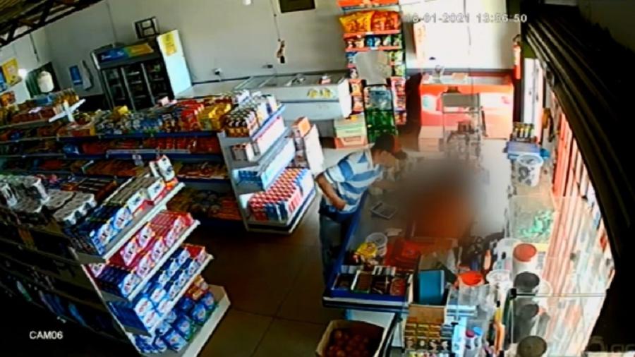 Com faca, homem ameaça criança de 10 anos durante assalto a mercearia 