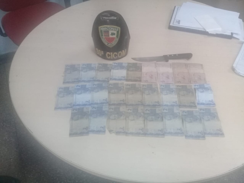 Assaltante de ônibus é preso com faca em Manaus