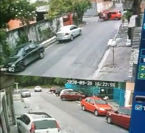 Médica tem carro levado por criminosos ao sair do trabalho em Manaus; vídeo
