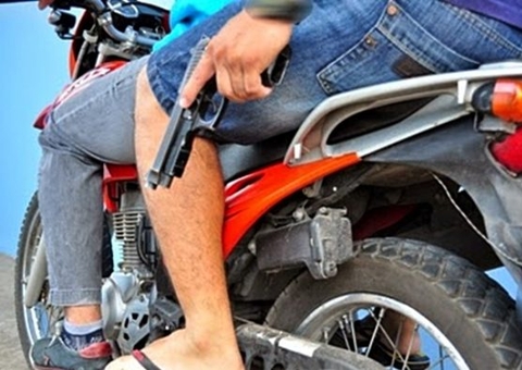 Adolescente leva surra de moradores após roubar moto de mulher em Manaus