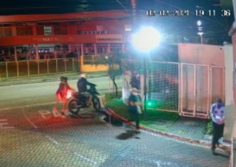 Vídeo mostra mulher escapando de assalto em frente de condomínio em Manaus 