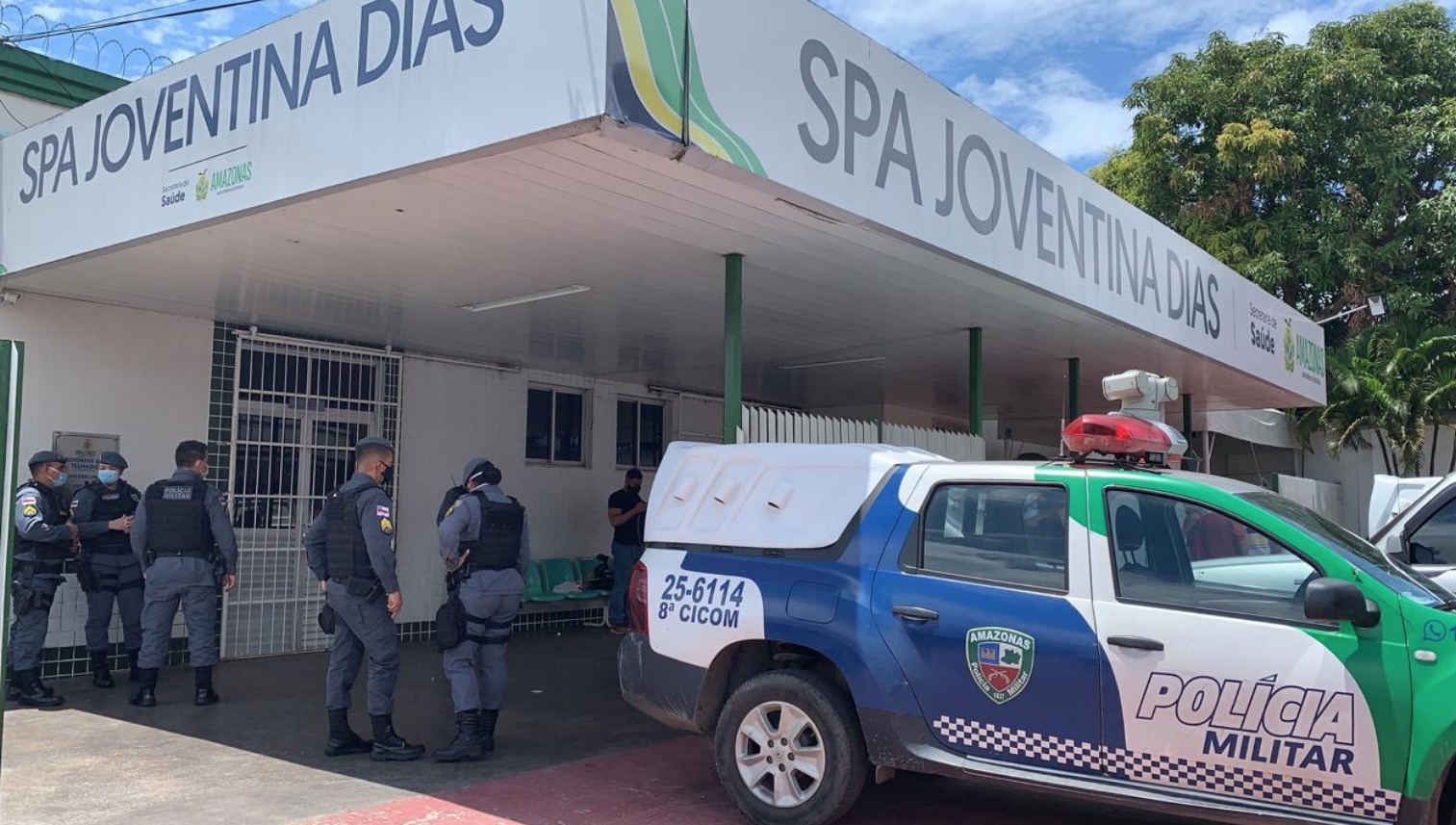 Dois homens são baleados por criminosos na Compensa; um morreu