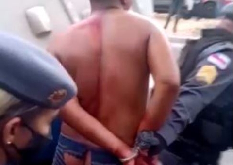 Vídeo: Homem é espancado após roubar carro de motorista de app em Manaus