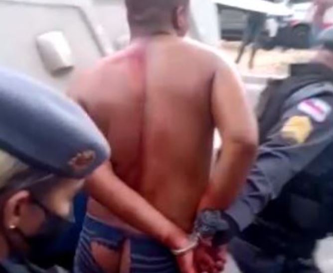 Vídeo: Homem é espancado após roubar carro de motorista de app em Manaus
