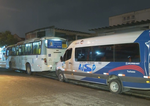 Homem rouba ônibus e bate em mais de 20 carros durante fuga