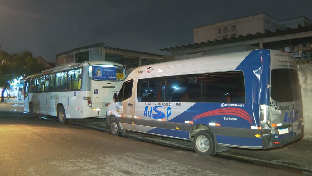 Homem rouba ônibus e bate em mais de 20 carros durante fuga