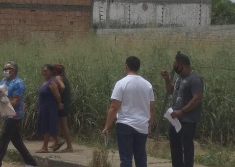 Bebê é encontrado dentro de sacola de plástico em terreno abandonado