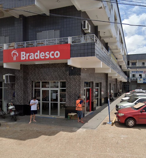 Bandidos armados assaltam clientes na agência do Bradesco em Manaus 
