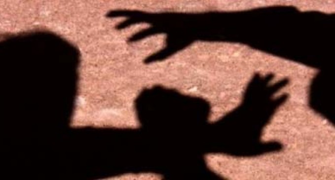 População se revolta e tenta linchar homem no meio da rua em Manaus