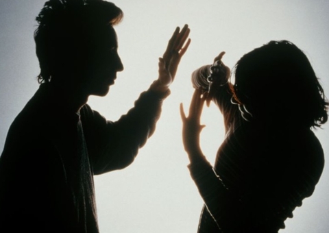 Mulher descobre que companheiro filmava mulheres em banheiro e é agredida