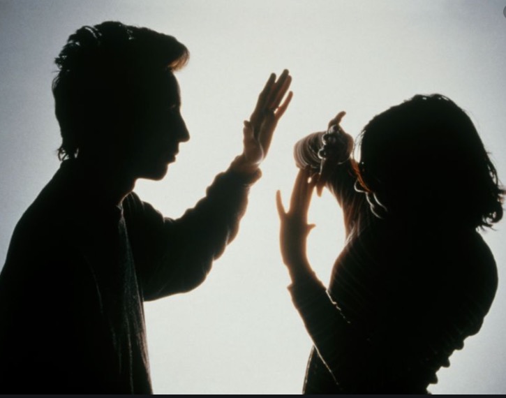 Mulher descobre que companheiro filmava mulheres em banheiro e é agredida