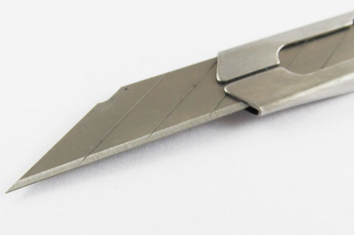 Homem fere jovem com golpe de estilete e tenta invadir UBS em Manaus