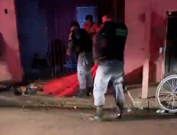 Jovem é assassinado na calçada de residência no Amazonas