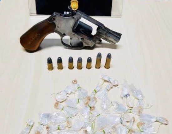 Foragido é capturado com arma e drogas em área vermelha de Manaus