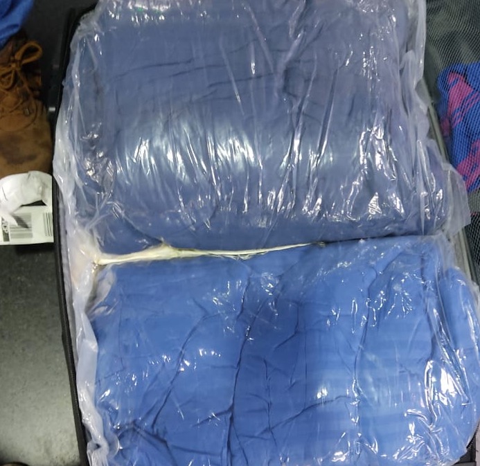 Garota é flagrada em aeroporto de Manaus com droga escondida em edredons