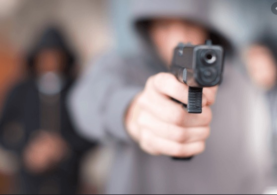 Bandidos fazem funcionária refém e tentam assaltar empresa em Manaus