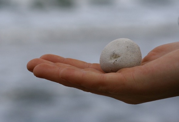 Homem tenta assaltar policial arremessando pedra na cabeça da vítima