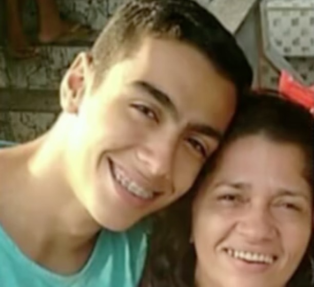 Jovem morre baleado dentro de casa durante tiroteio entre PMs e traficantes