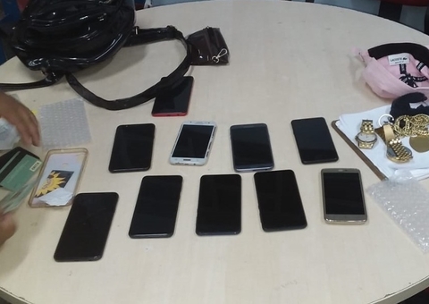 Casal é preso com bolsa cheia de telefones roubados em Manaus