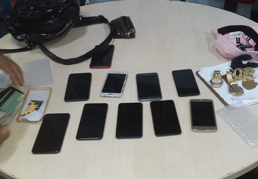 Casal é preso com bolsa cheia de telefones roubados em Manaus