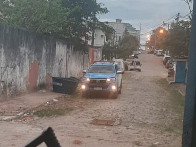 Casal é sequestrado e obrigado a ajudar traficantes baleados em comunidade