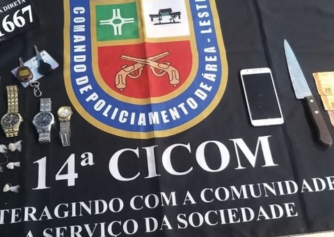 Dupla é presa dentro de casa após assaltar motorista de app em Manaus