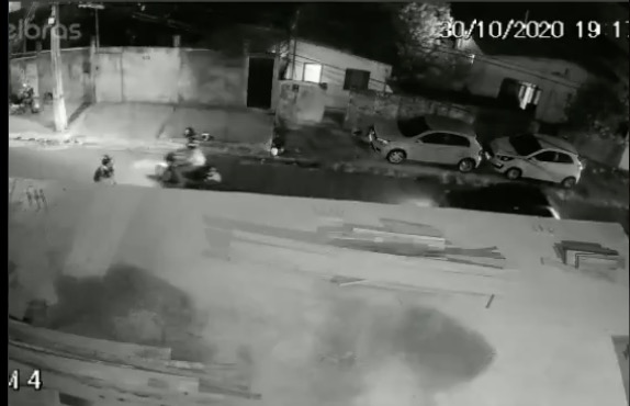 Vídeo: bandidos em motocicleta tentam roubar grupo de pessoas em Manaus