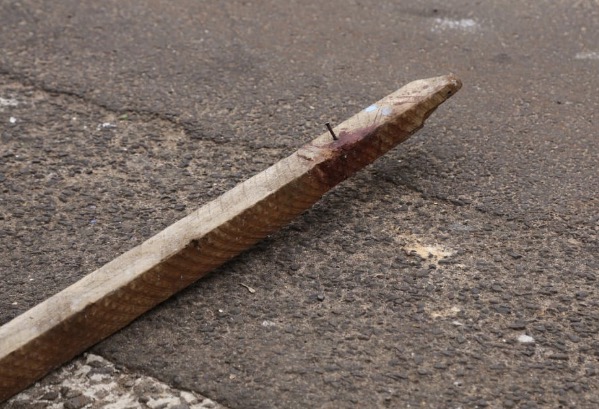 Jovem tenta espancar avó e irmãs com pedaço de pau em Manaus